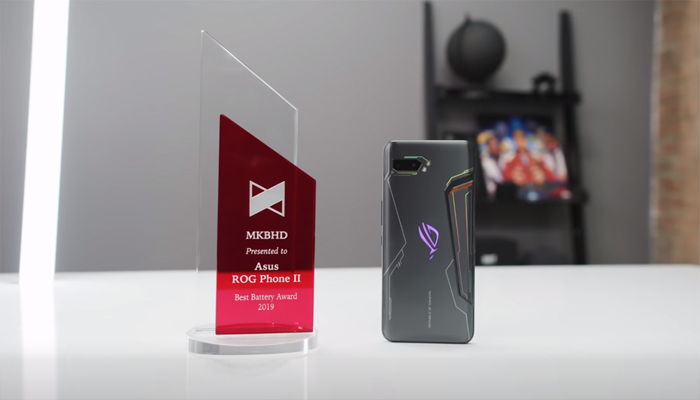ROG Phone 2 ao lado do troféu "Melhor Bateria" de 2019