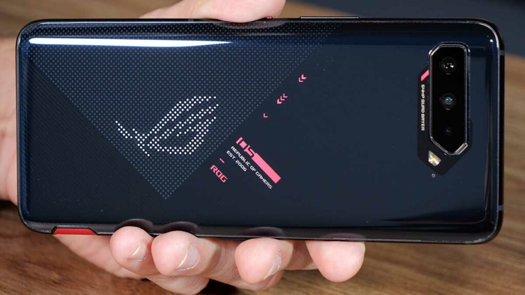 Hands-on do ROG Phone 5: traseira do aparelho mostrando o design pontilhado