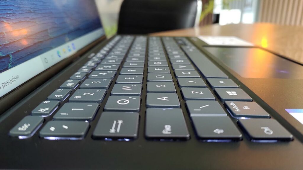 ZenBook 14 UX435 review: Teclado retroiluminado do notebook