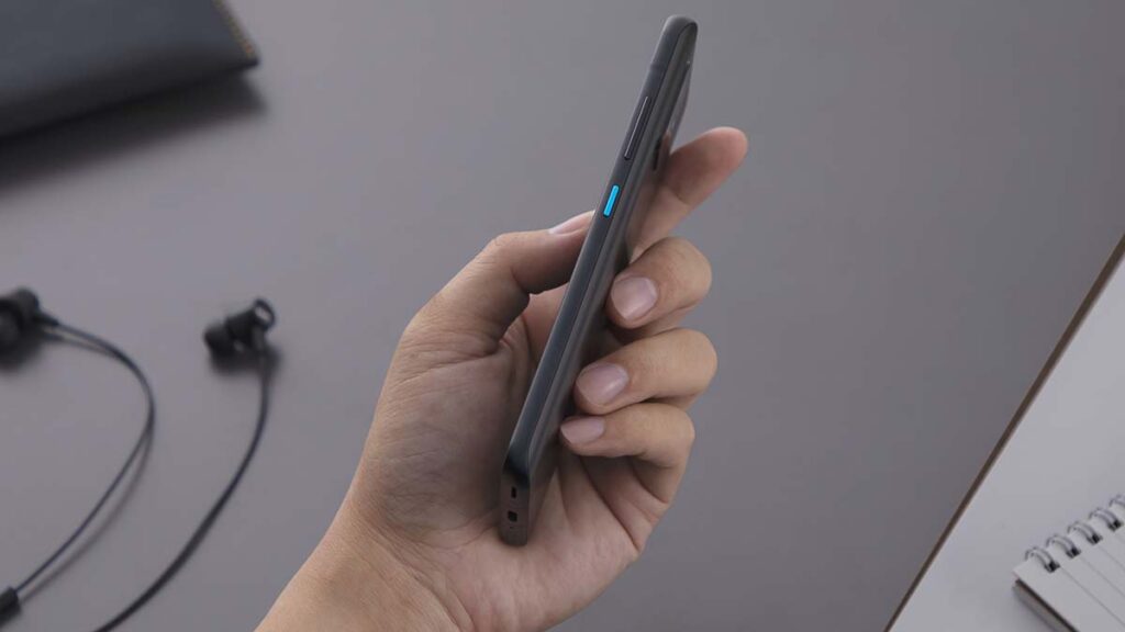 ASUS ZenFone 8: imagem mostra aparelho na mão do usuário