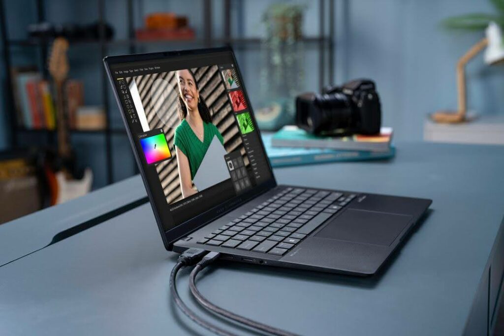 Notebook ASUS Vivobook S 14 exibido em uma apresentação angular, destacando seu design elegante e moderno, ideal para produtividade e entretenimento.