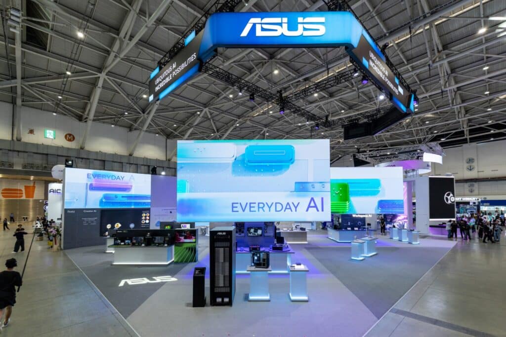 Estande da ASUS na Computex 2025 exibindo notebook com IA e tecnologias inovadoras.
