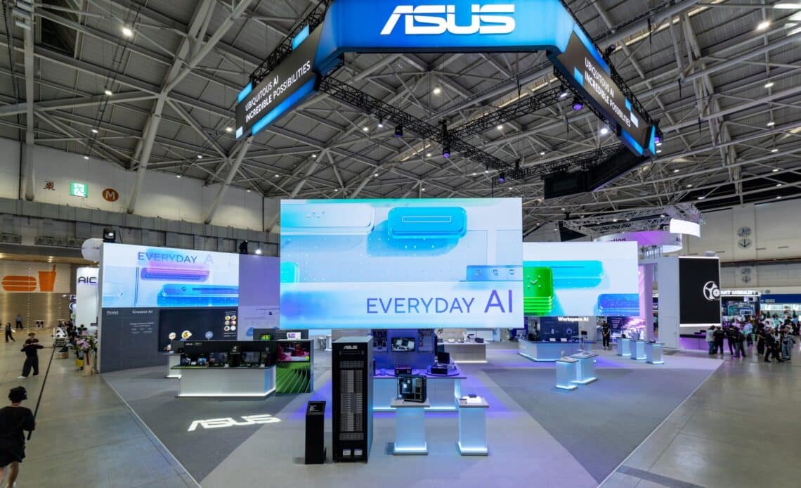 Estande da ASUS na Computex 2025 exibindo notebook com IA e tecnologias inovadoras.