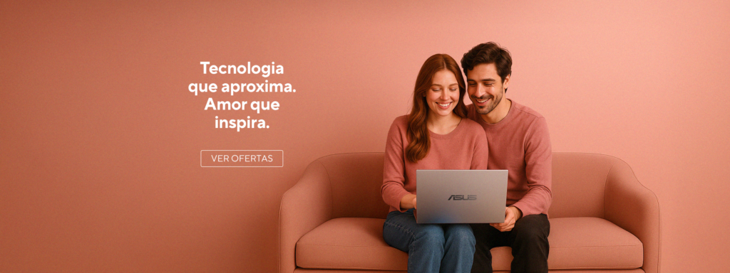 Imagem de um casal sorridente no sofá com um laptop, com texto: "Tecnologia que aproxima, amor que inspira", ideal para presente de dia dos namorados.